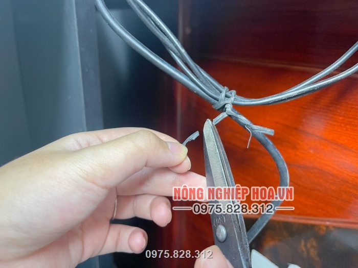 Kéo còn được dùng để cắt bỏ các đoạn dây buộc thừa khi cố định dây điện